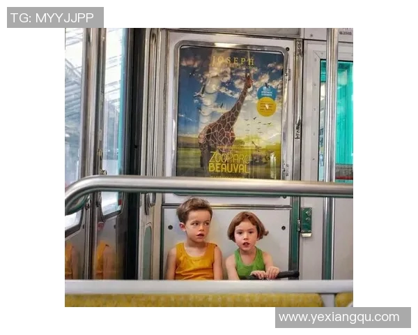 当足球明星化身普通路人上街引发路人惊讶与欢笑的趣味故事 当足球明星化身普通路人上街引发路人惊讶与欢笑的趣味故事