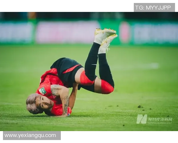 足球明星受伤瞬间高清照片展现运动员拼搏精神与不屈意志