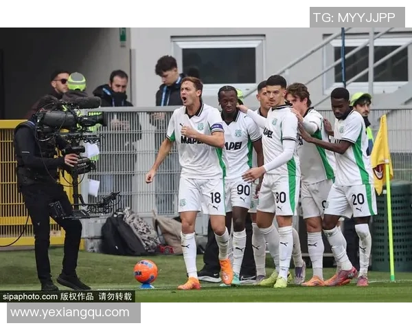 夜店狂欢与绿茵场的交织足球明星的双重生活揭秘 夜店狂欢与绿茵场的交织足球明星的双重生活揭秘