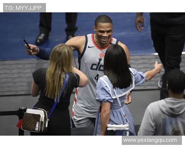 足球明星是否已经抵达扬州引发球迷热议与期待