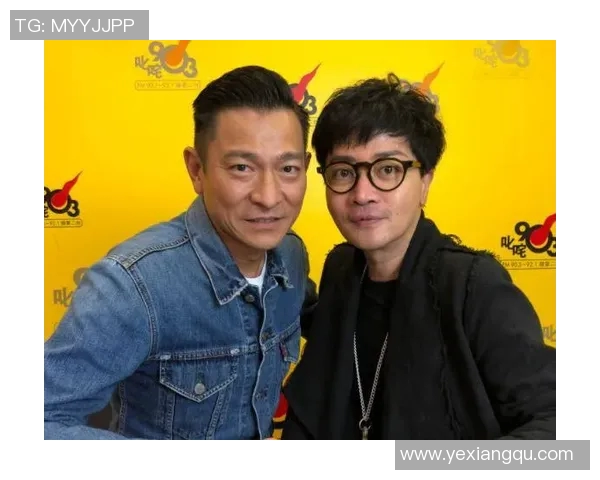 奥尼尔与足球明星亲密合影展现体育界友谊与合作的精彩瞬间